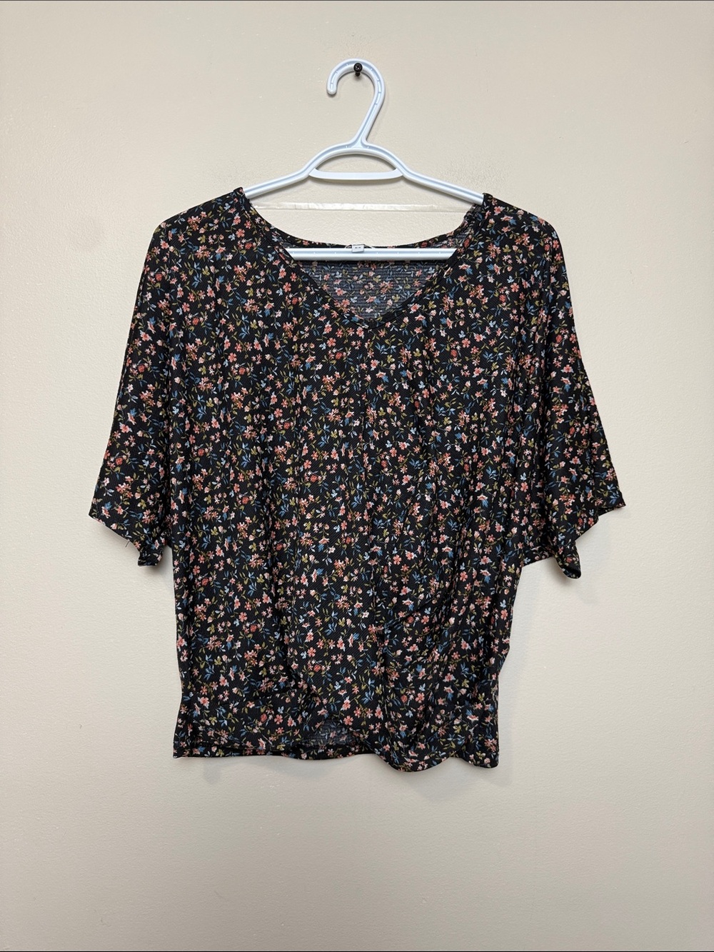 Reitmans Black Floral V-Neck Short Sleeve Top size M